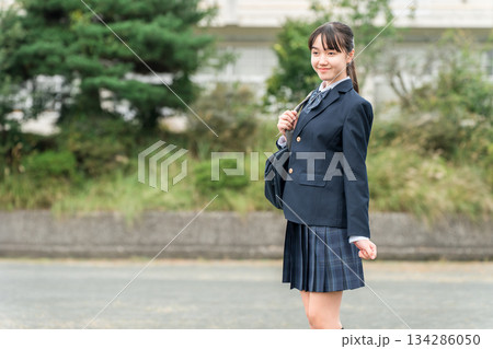 通学・登校・下校する中学生・高校生・女子中学生・女子高生・女子高校生 通学・登校・下校する中学生・高校生・女子中学生・女子高生・女子高校生 134286050