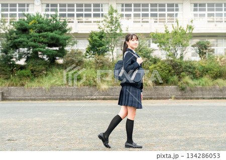 通学・登校・下校する中学生・高校生・女子中学生・女子高生・女子高校生 通学・登校・下校する中学生・高校生・女子中学生・女子高生・女子高校生 134286053