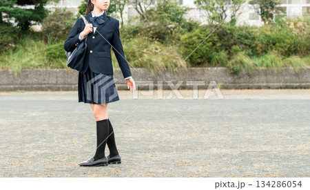 通学・登校・下校する中学生・高校生・女子中学生・女子高生・女子高校生 134286054
