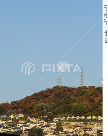 青空の月と紅葉の山 青空の月と紅葉の山 134286231