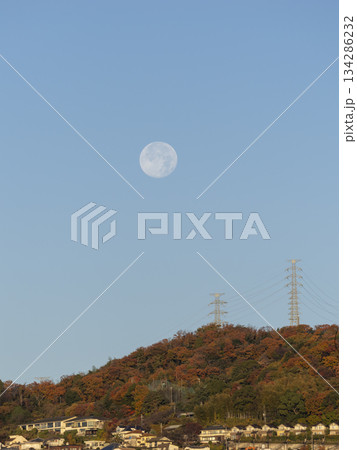 青空の月と紅葉の山 青空の月と紅葉の山 134286232