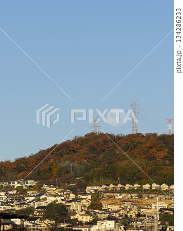 青空の月と紅葉の山 青空の月と紅葉の山 134286233