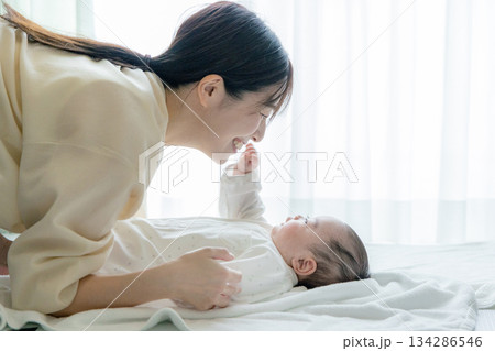 赤ちゃんの手を握るお母さん 134286546
