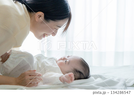 赤ちゃんの手を握るお母さん 134286547