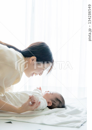 赤ちゃんの手を握るお母さん 134286549