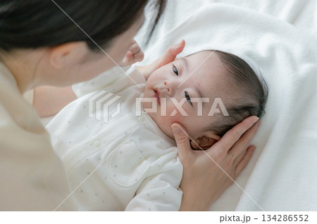 赤ちゃんの手を握るお母さん 134286552