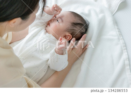 赤ちゃんの手を握るお母さん 134286553