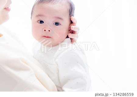 抱っこされる赤ちゃんの写真素材 [134286559] - PIXTA