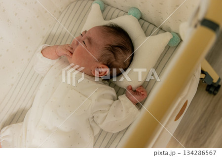 泣く赤ちゃん 134286567