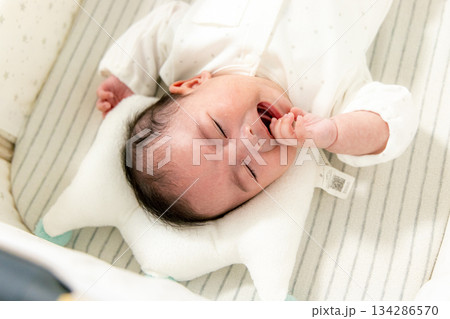 泣く赤ちゃん 134286570