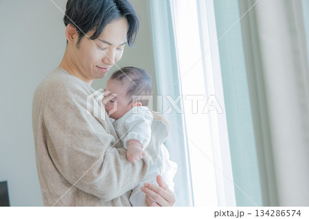 赤ちゃんを抱くパパ 134286574