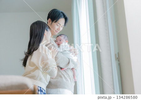 家族、親子、子ども、抱っこ 134286580