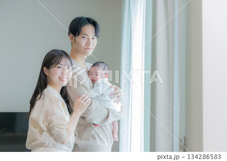 家族、親子、子ども、抱っこ 134286583