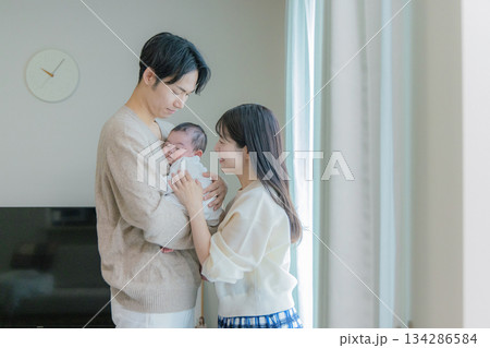 家族、親子、子ども、抱っこ 134286584