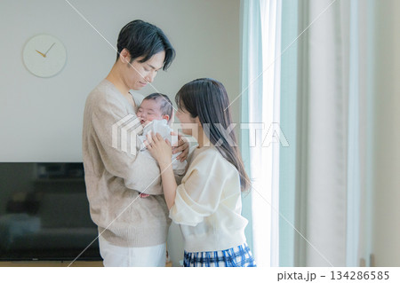 家族、親子、子ども、抱っこ 134286585