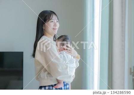 赤ちゃんを抱く女性 134286590