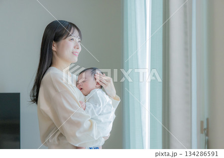 赤ちゃんを抱く女性 134286591