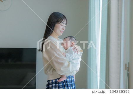 赤ちゃんを抱く女性 赤ちゃんを抱く女性 134286593