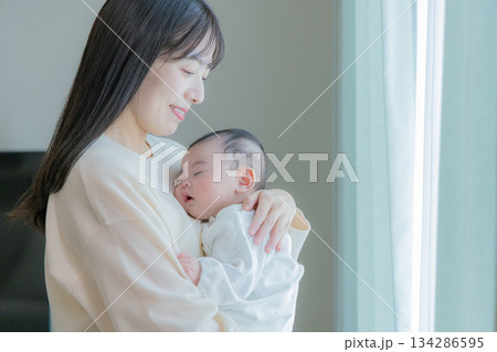 赤ちゃんを抱く女性 赤ちゃんを抱く女性 134286595