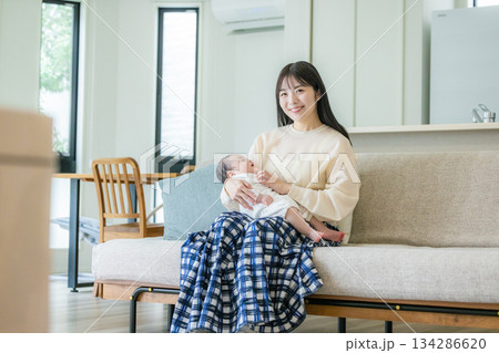 育児をする母親 134286620