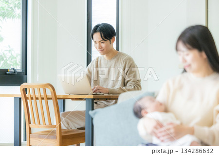 育児　テレワーク 134286632