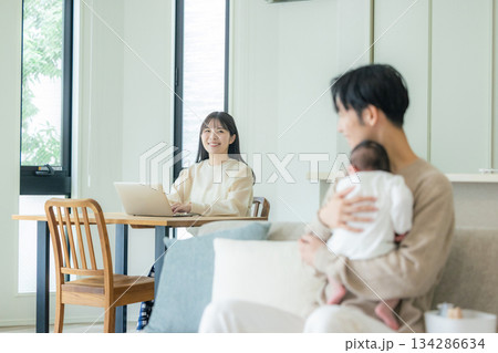 育児　テレワーク 134286634