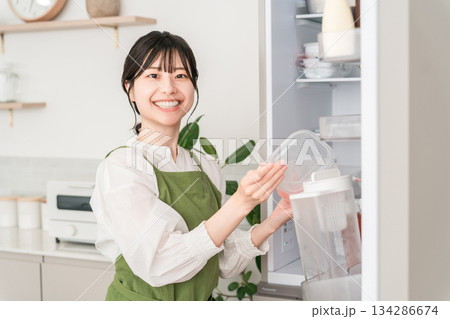 冷蔵庫を開ける女性,ママ,主婦,家政婦,家事代行のアジア人女性 134286674