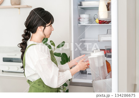 冷蔵庫を開ける女性,ママ,主婦,家政婦,家事代行のアジア人女性 冷蔵庫を開ける女性,ママ,主婦,家政婦,家事代行のアジア人女性 134286675