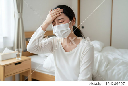 体調不良の女性 134286697