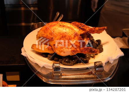 ローストチキン 丸鶏の丸焼き ローストチキン 丸鶏の丸焼き 134287201
