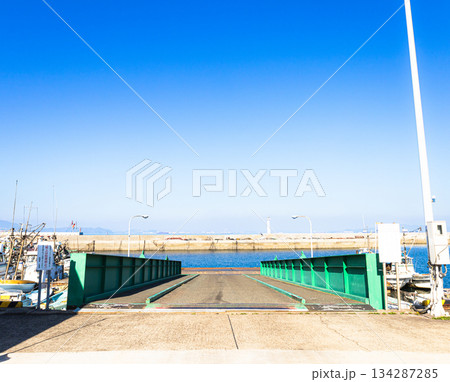広島県福山市の瀬戸内海沖にある走島のフェリー乗り場 広島県福山市の瀬戸内海沖にある走島のフェリー乗り場 134287285