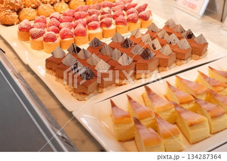 ビュッフェ会場に並んだスイーツ 134287364