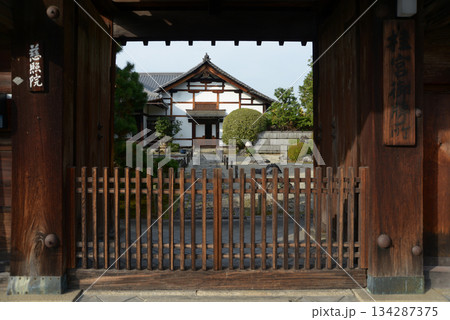 慈照院　山門から境内を望む　京都市上京区今出川通烏丸東入 134287375