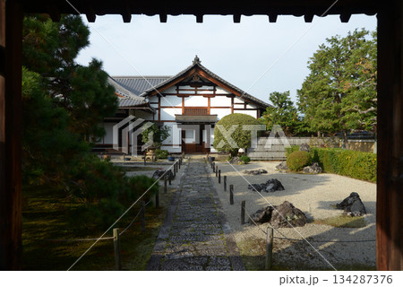 慈照院 山門から境内を望む 京都市上京区今出川通烏丸東入 慈照院 山門から境内を望む 京都市上京区今出川通烏丸東入 134287376
