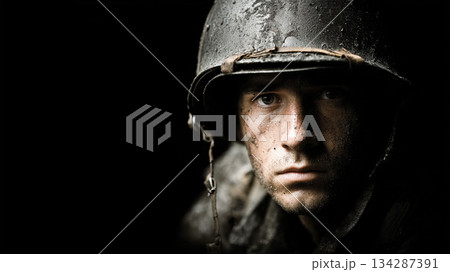 暗闇に佇む泥にまみれた兵士のポートレート 134287391