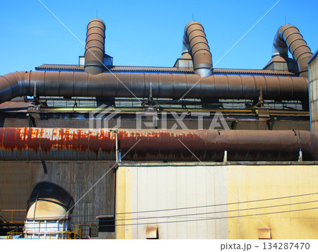 埼玉県川口市の鋳物工場と青空の風景 134287470