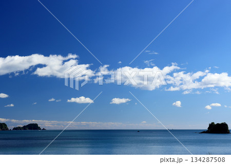 海岸に隣接する無人駅から見える太平洋の青い海と青い空 海岸に隣接する無人駅から見える太平洋の青い海と青い空 134287508