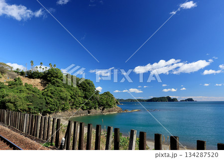 海岸に隣接する無人駅から見える太平洋の青い海と青い空 海岸に隣接する無人駅から見える太平洋の青い海と青い空 134287520