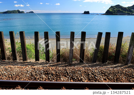 海岸に隣接する無人駅から見える太平洋の青い海と青い空 海岸に隣接する無人駅から見える太平洋の青い海と青い空 134287521