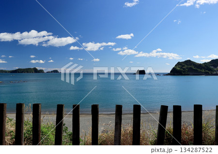 海岸に隣接する無人駅から見える太平洋の青い海と青い空 海岸に隣接する無人駅から見える太平洋の青い海と青い空 134287522