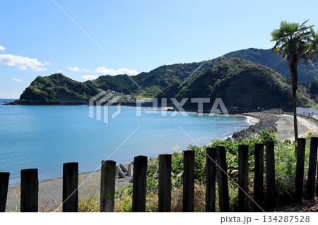 海岸に隣接する無人駅から見える太平洋の青い海と青い空 134287528