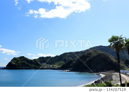 海岸に隣接する無人駅から見える太平洋の青い海と青い空 海岸に隣接する無人駅から見える太平洋の青い海と青い空 134287529