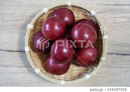 濃い紅色のスモモ　ハリウッド 134287550