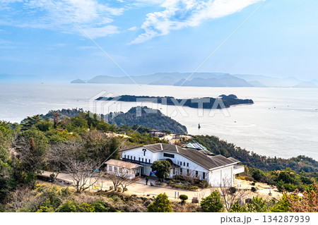 早春の鷲羽山レストハウスと瀬戸内海 岡山県倉敷市 早春の鷲羽山レストハウスと瀬戸内海 岡山県倉敷市 134287939