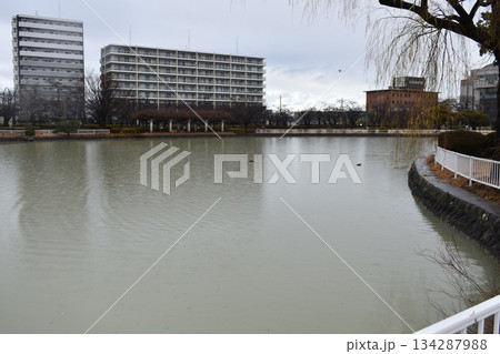 開成山公園　湖に映るビル 134287988