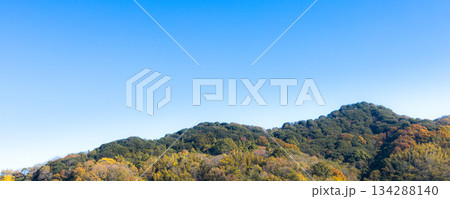 青空と紅葉した山のシンプルな風景 青空と紅葉した山のシンプルな風景 134288140