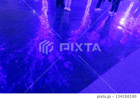 青いイルミネーションの足元も気になる青の洞窟 134288190