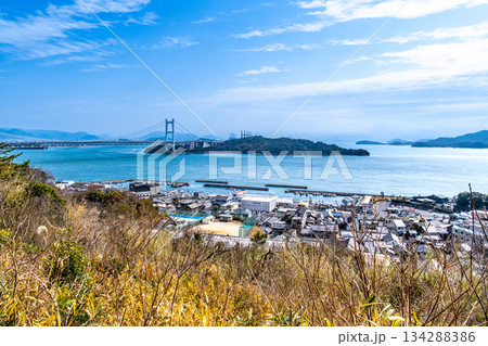 早春の下津井城跡から見た下津井の街並みと瀬戸大橋1　岡山県倉敷市 134288386