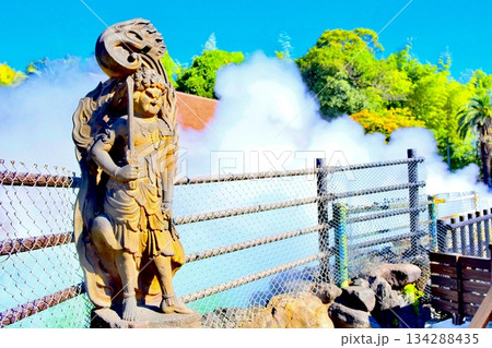 青空と温泉を背にした仁王像 134288435