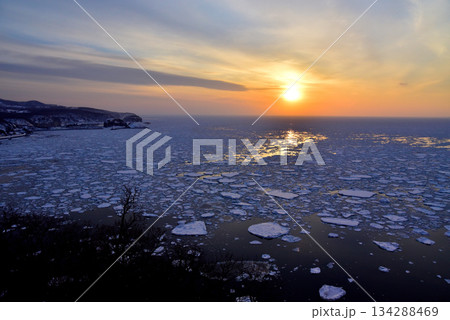 流氷と夕陽　プユニ岬 134288469